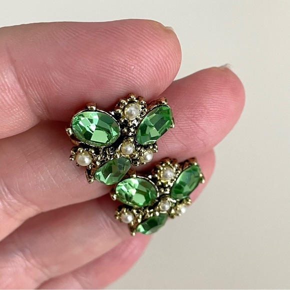 Vintage green glass & faux pearl cluster goldtone screwback earrings GLOWS - Picture 10 of 12